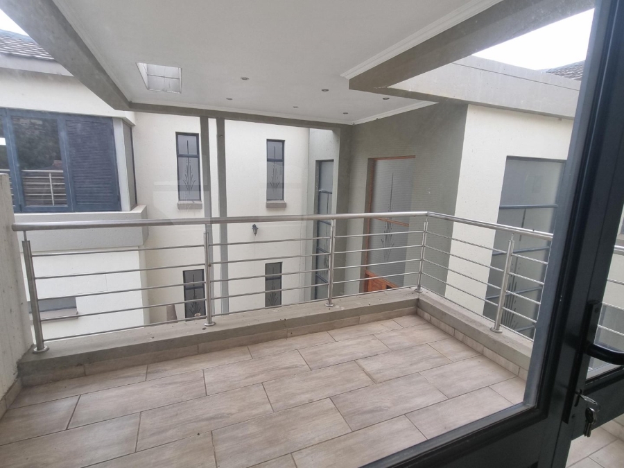 To Let 8 Bedroom Property for Rent in Xanadu North West